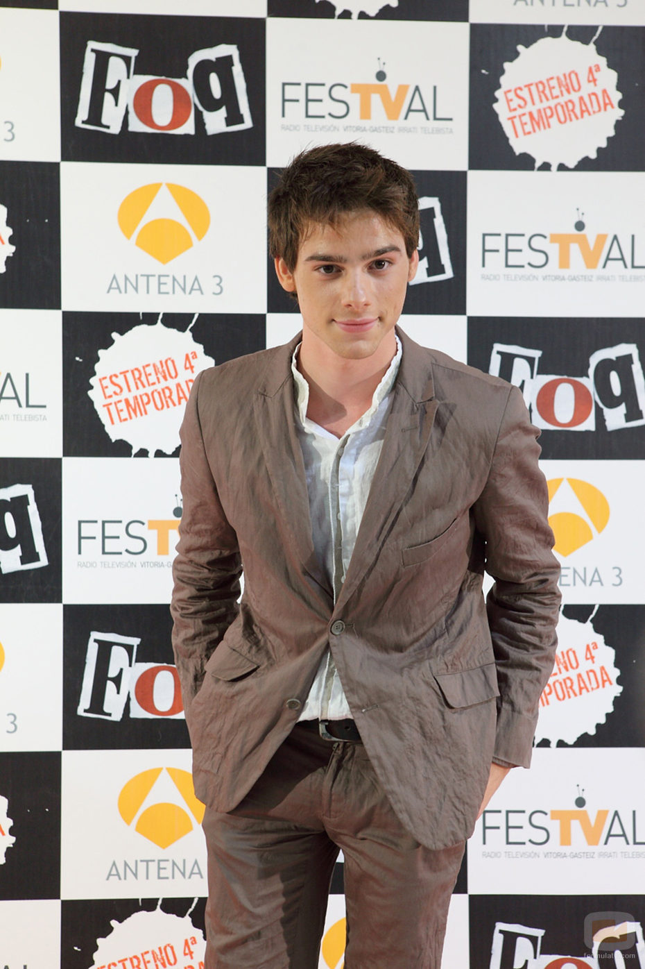 Óscar Sinela posando en la première de 'FoQ' Fotos FormulaTV