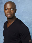 Taye Diggs (Sam Bennett) en una...