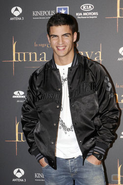 Maxi Iglesias (C�sar cabano)