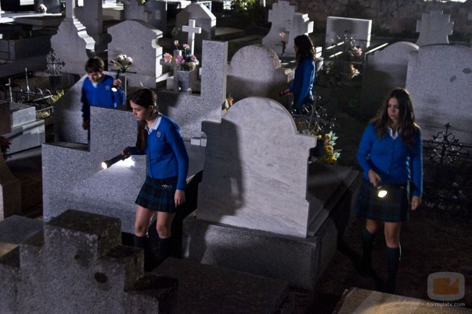 Los chicos de 'El internado' en el cementerio