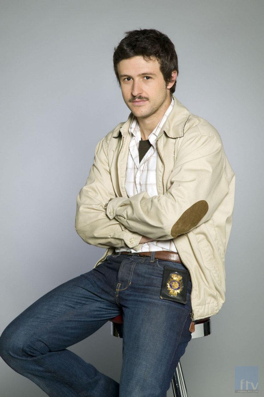 El actor Diego Martín, posa con los brazos en cruz para promoción de