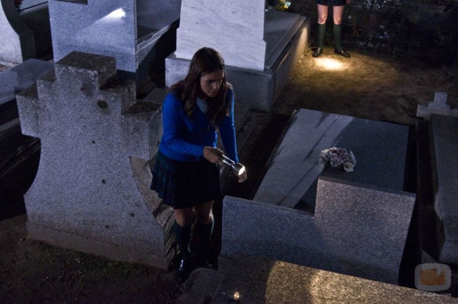 Elena Furiase en el cementerio