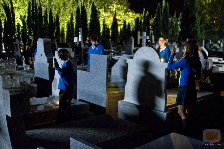 Los chicos de 'El internado' en el cementerio