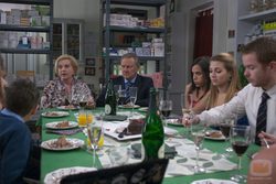 Cena familiar en \'La �ltima guardia\'