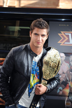 Maxi Iglesias con el cinturón del wresting