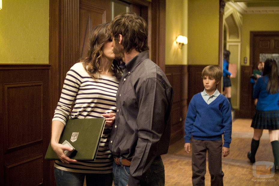 Martín besa a Rebeca frente a Lucas