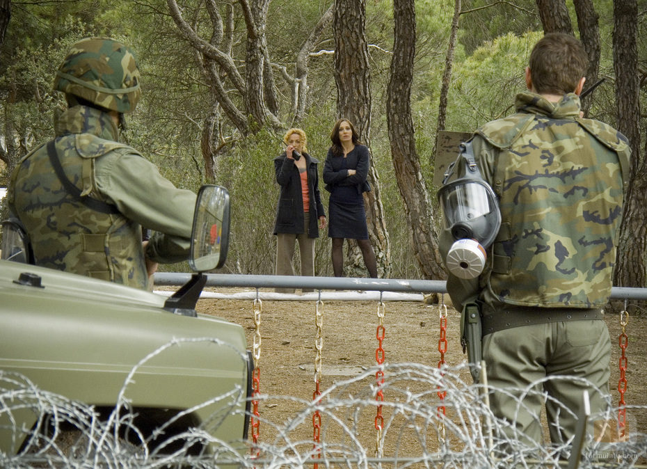 Elsa y Alicia frente al ejército en 'El internado'