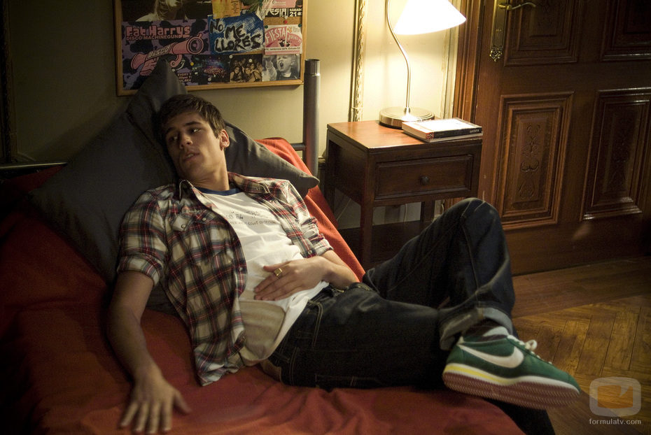 Martín Rivas en la cama de su habitación en 'El internado'