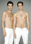 Yon Gonz�lez y Mart�n Rivas posan sin camiseta para 'El internado' de Antena 3