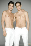 Yon Gonz�lez y Mart�n Rivas ense�an torso en unas fotos promocionales de 'El internado'