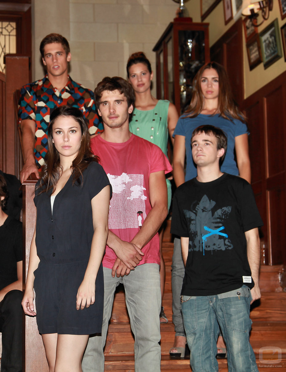 Los jóvenes de 'El internado' en la escalera