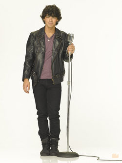 Joe Jonas, con chaqueta de cuero