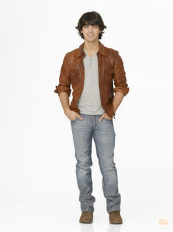 Joe Jonas, con una chaqueta marr�n