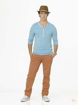 Kevin Jonas con sombrero