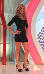 Anna Sim�n posa con un vestido negro durante la presentaci�n de las novedades de 'Tonter�as las justas'