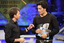 Chayanne sujeta un libro de 'El hormiguero' mientras es entrevistado por Chayanne
