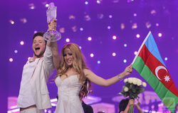 Ell y Nikki con el trofeo de Eurovisión 2011