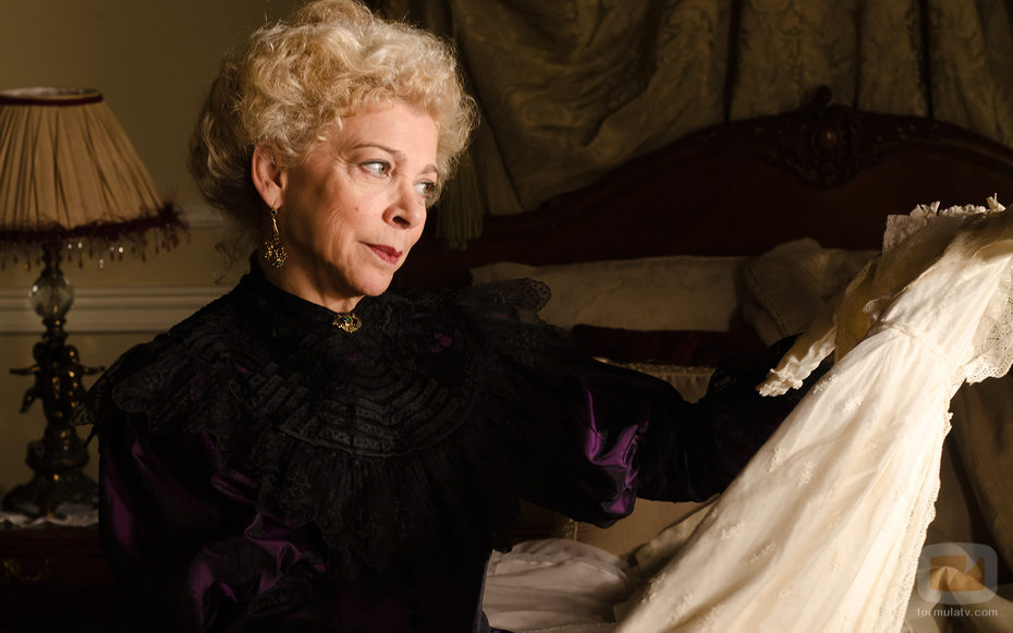 Kiti Mánver mira un vestido en 'Gran Hotel' Fotos FormulaTV