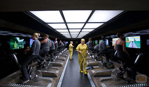 Las personas realizan ejercicio físico a cambio de aplicaciones tecnológicas en 'Black Mirror'