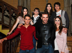 Los j�venes de \'El internado\' con Luis Merlo