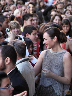 Ana Mil�n firmando aut�grafos