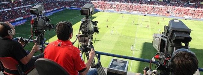 Cámaras de televisión grabando un partido de fútbol en Navarra