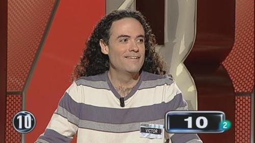 Víctor Castro celebra 100 programas en 'Saber y Ganar'