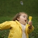 La niña del pompero huye