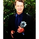John Noble con su nuevo premio