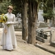 Alicia Alarcón lleva flores a la tumba de su padre en 'Gran Hotel'