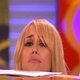 Patricia escondida en la mesa