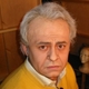 Miki con peluca de hombre mayor