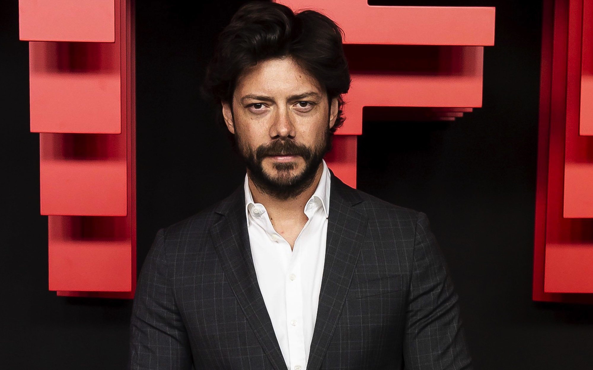 Álvaro Morte denuncia una estafa suplantando su identidad: "Mucho ojo con los hijos de puta"