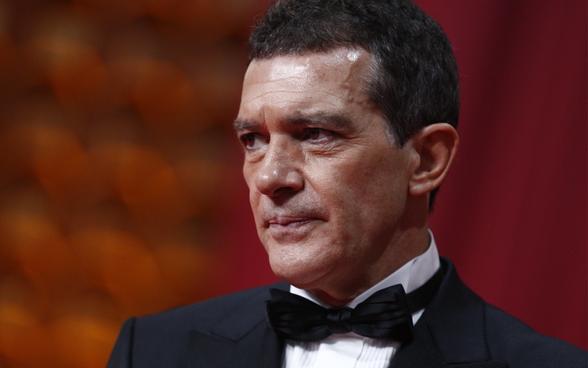 Antonio Banderas denuncia el acoso de los paparrizis sin seguridad en la primera salida del confinamiento