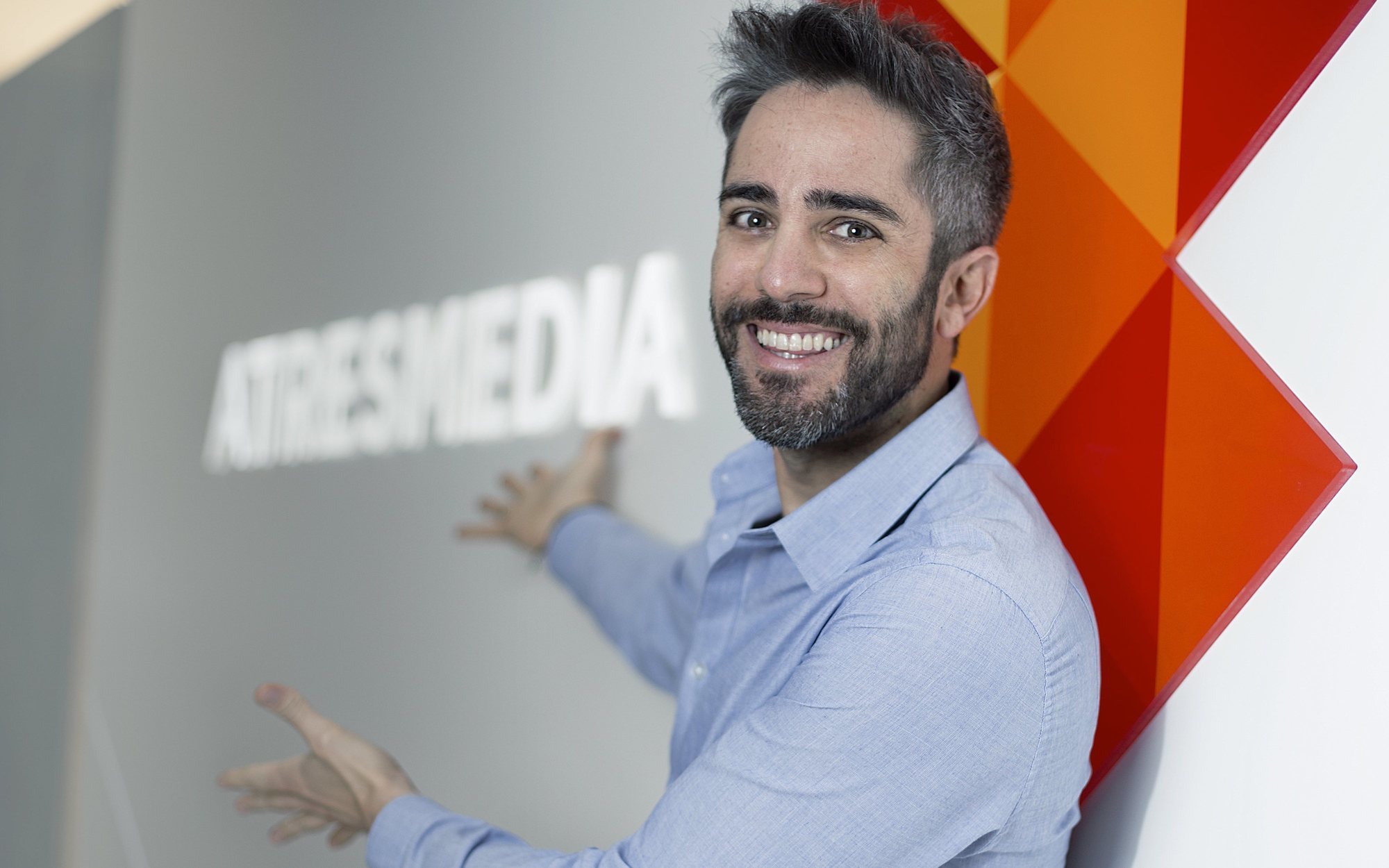 Críticas a Pablo Motos por preguntar a Roberto Leal si suavizará su acento andaluz en 'Pasapalabra'