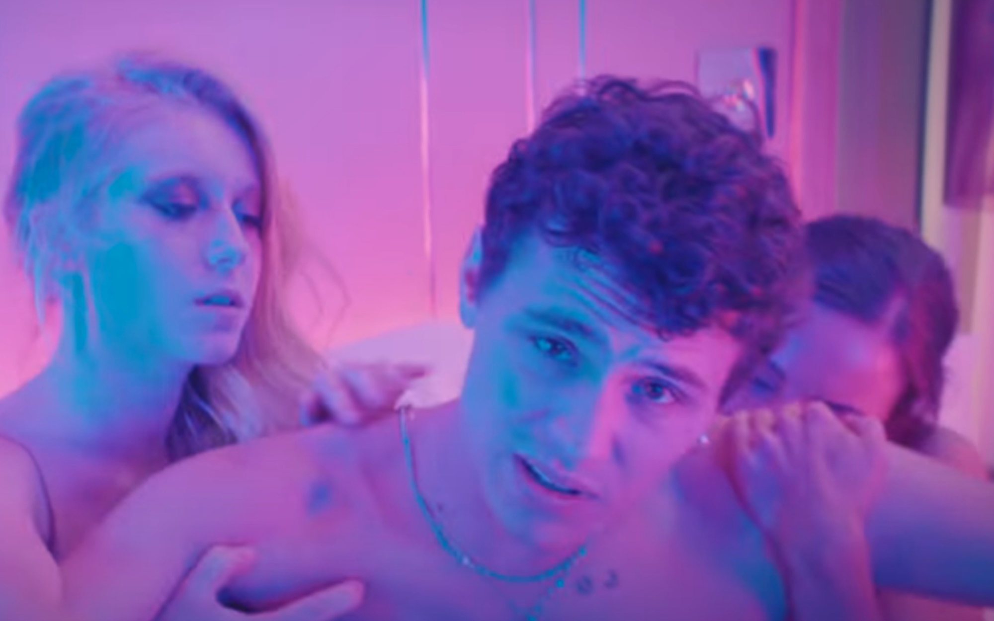 Arón Piper se desnuda en la cama con tres chicas en el videoclip de "Prendiendo fuego"
