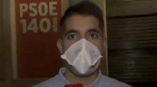 Un reportero de 'Todo es mentira', increpado tras la cacerolada en la sede del PSOE: "¡Embustero!"