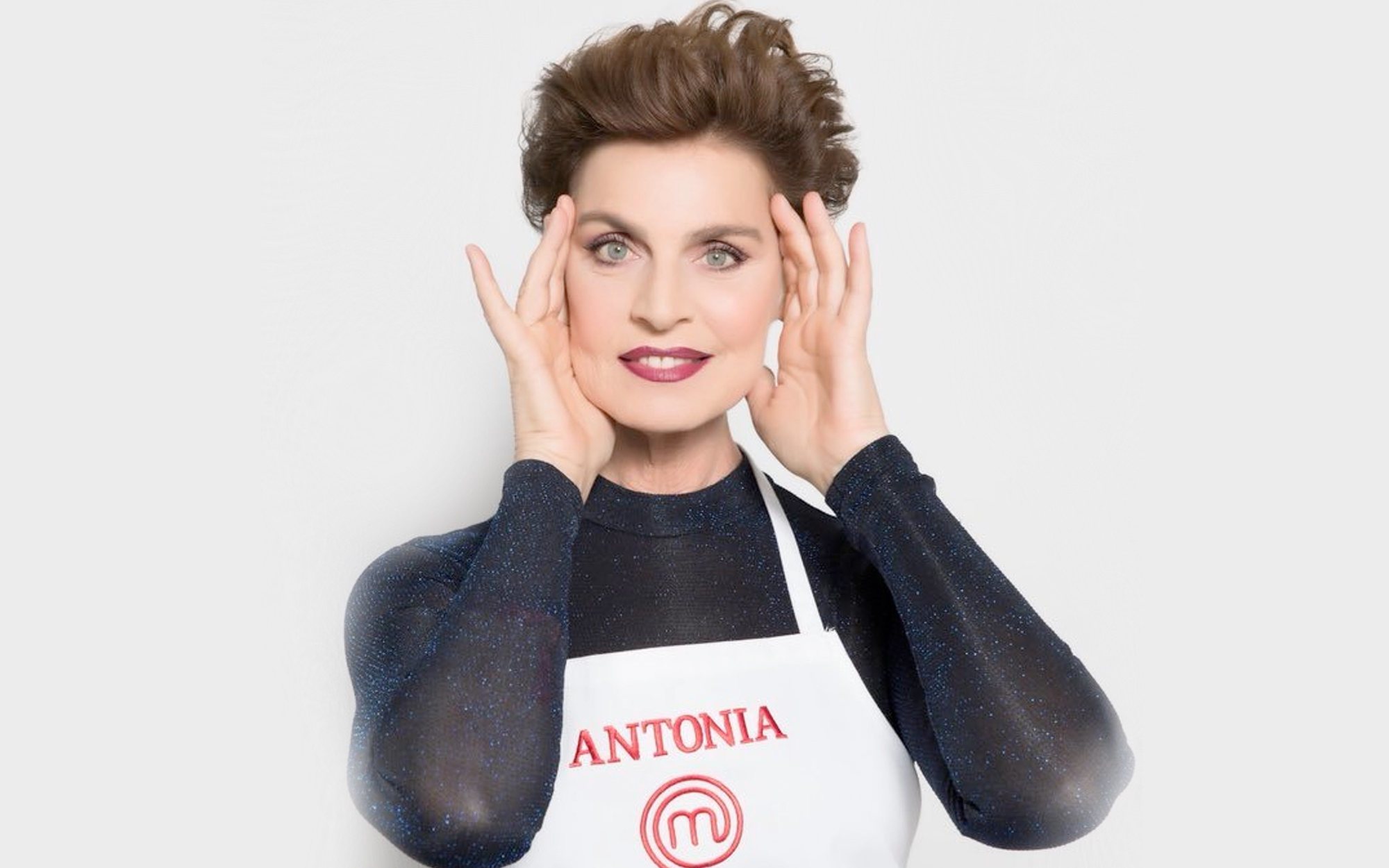 Antonia Dell'Atte sufre un grave accidente con una sombrilla que desfigura su mandíbula