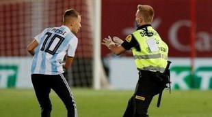 Un espontáneo salta al campo e interrumpe el Mallorca - Barcelona: "¡Alguien quiere un selfie!"