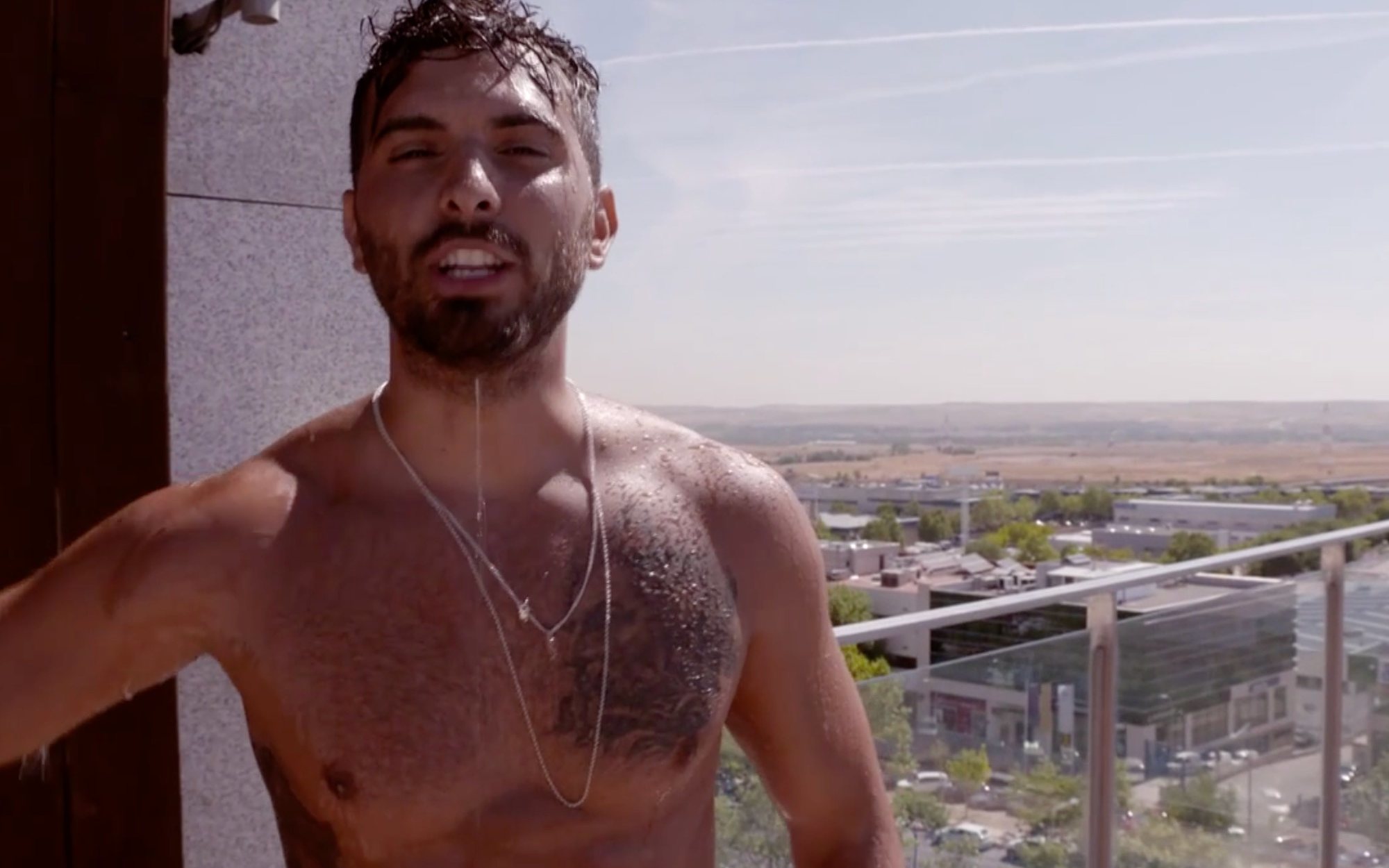 Suso se desnuda completamente frente a Torito y relata su dura infancia: "He llorado mucho, pero solo"