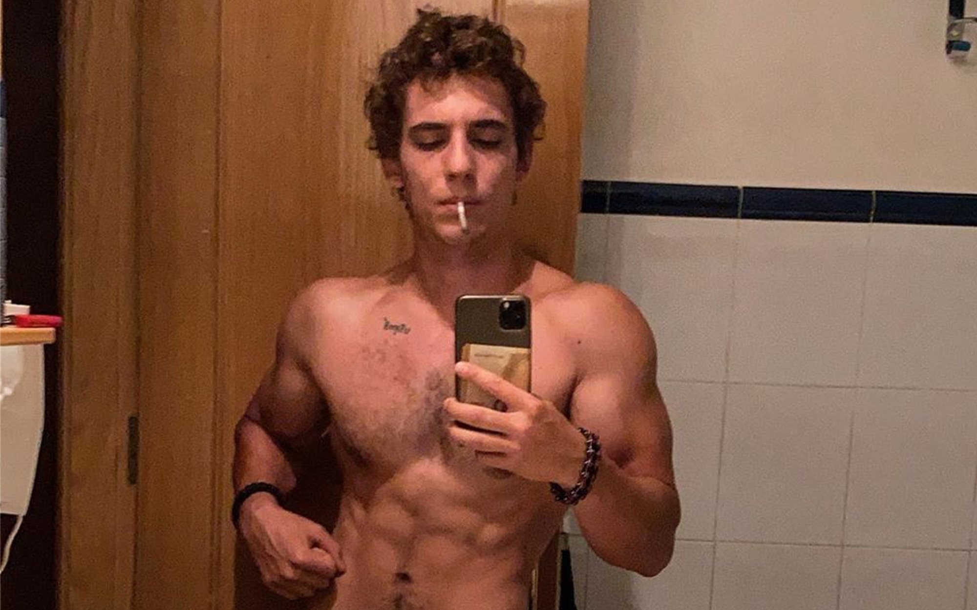 Miguel Herrán se desnuda frente al espejo en su foto más sensual