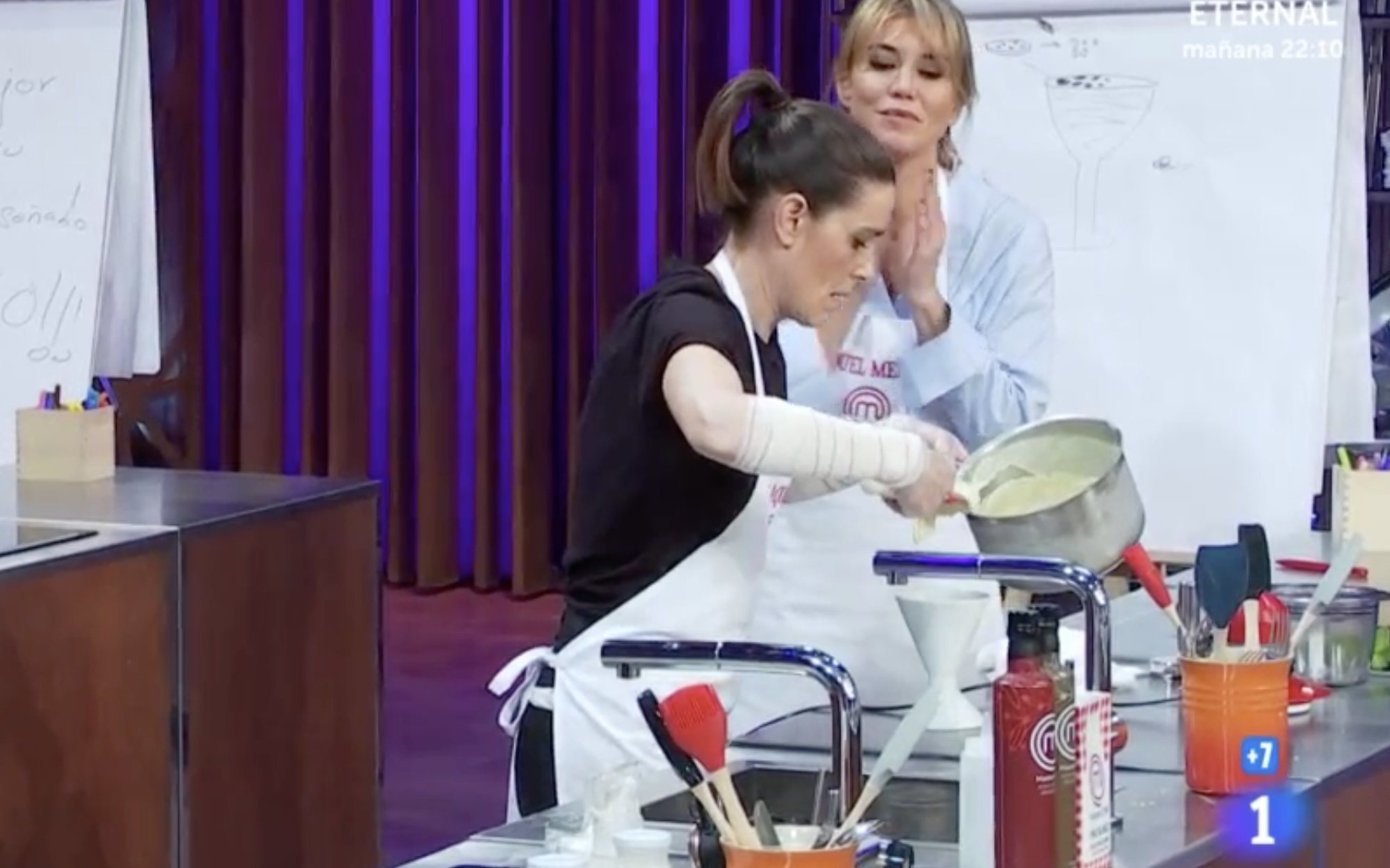 'MasterChef Celebrity 5': Raquel Sánchez Silva acaba con los brazos vendados tras un accidente