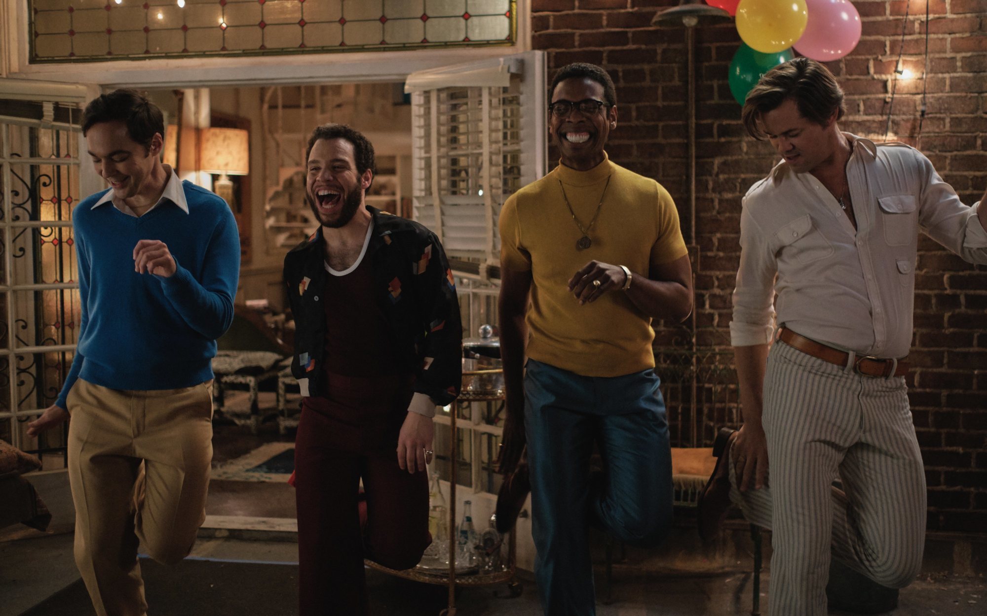 Crítica de 'Los chicos de la banda': Jim Parsons lidera una reflexiva fiesta de orgullo gay