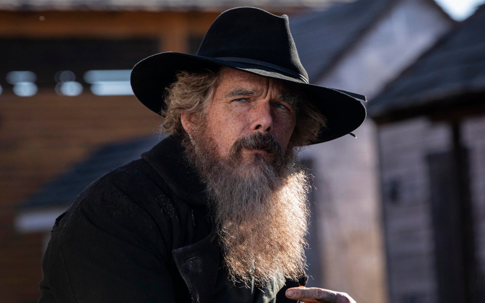 Crítica de 'El pájaro carpintero': Ethan Hawke usa violencia y comedia contra el racismo