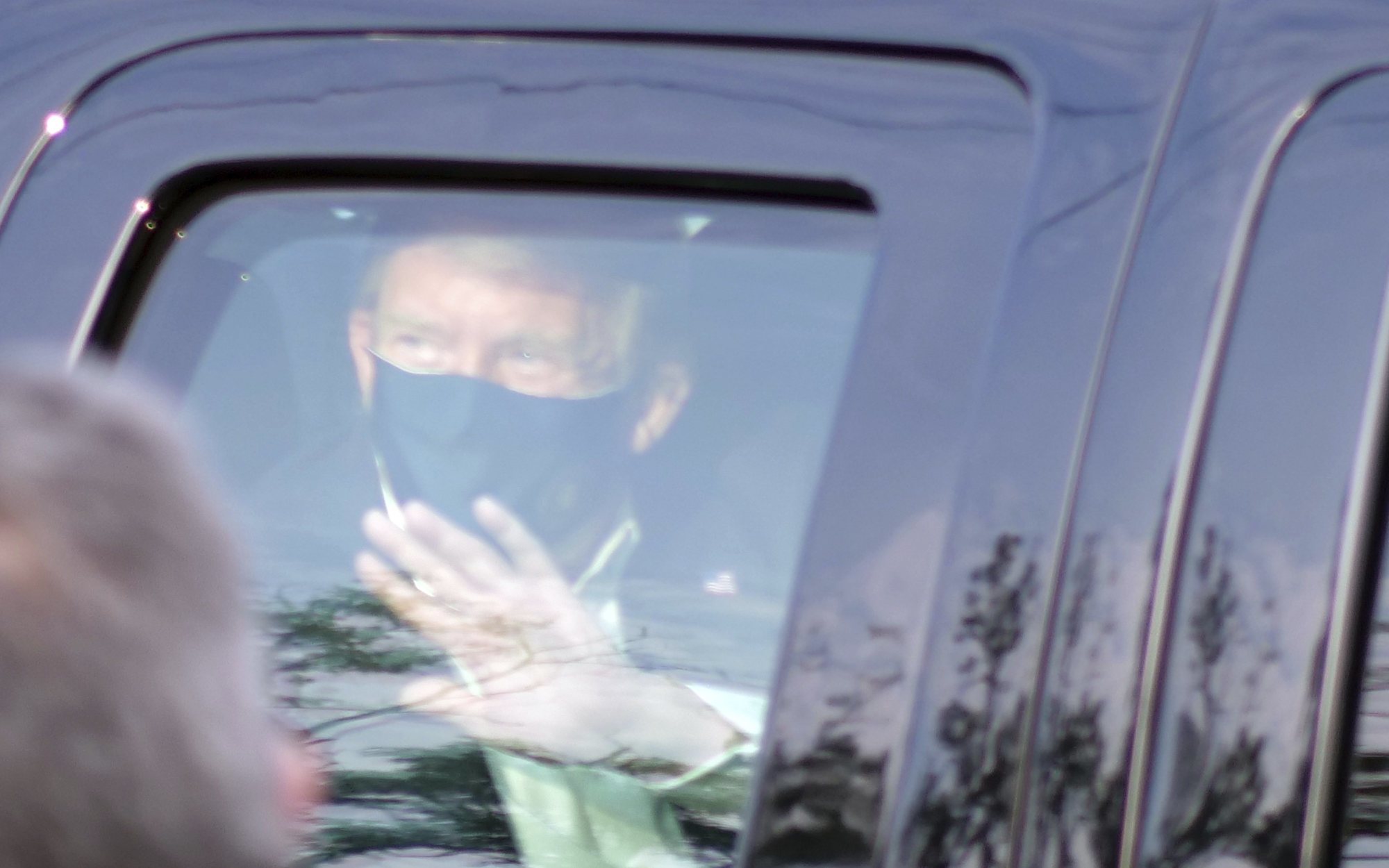 Donald Trump, ingresado, sale del hospital saltándose el confinamiento para saludar a sus simpatizantes