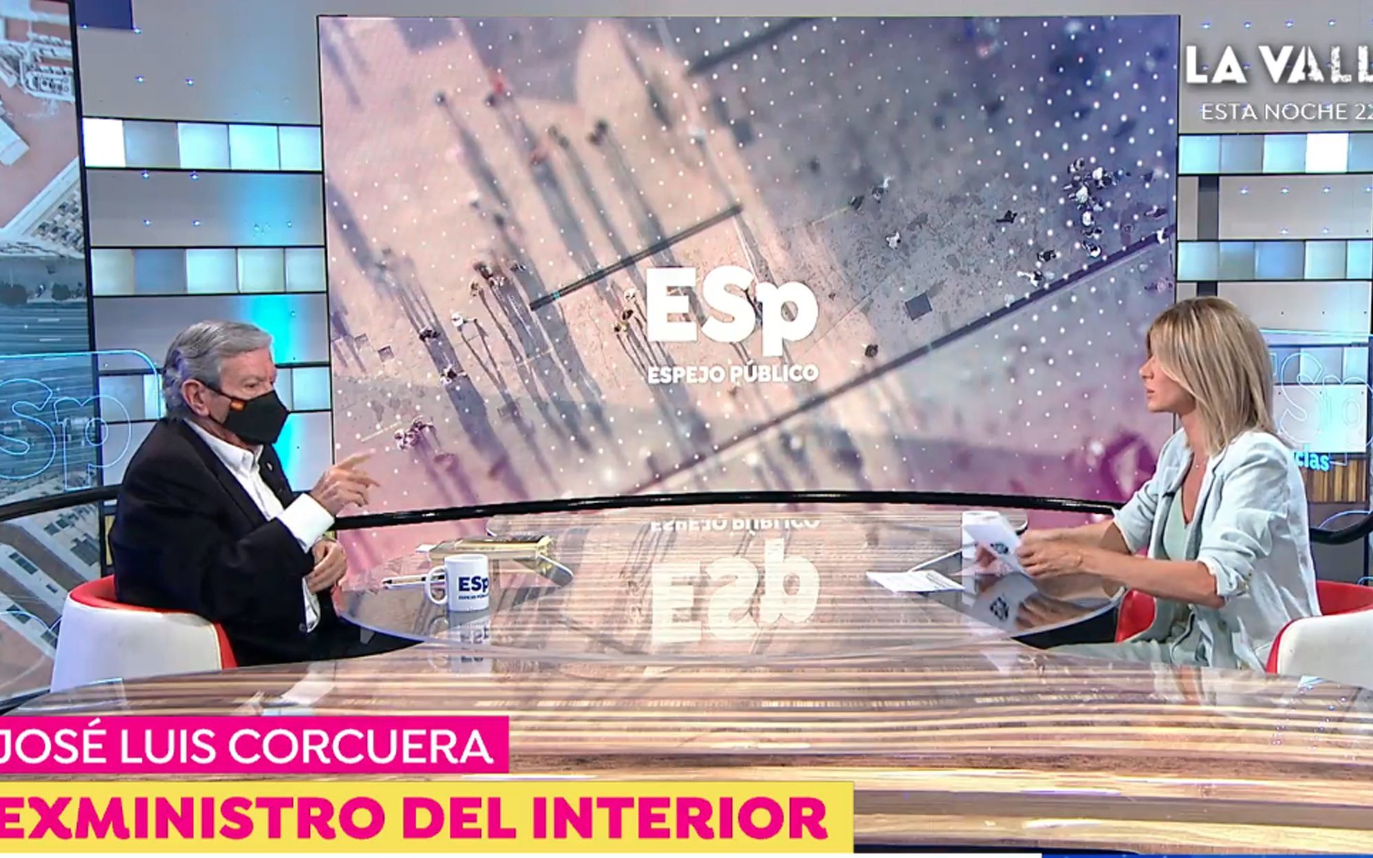 Terrible susto en 'Espejo público': Al exministro José Luis Corcuera le salta el desfibrilador en directo