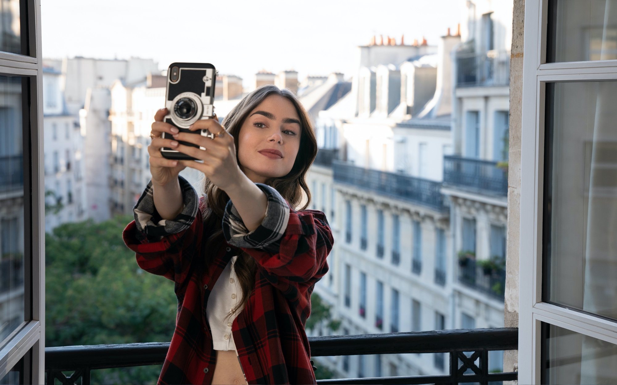 Crítica de 'Emily in Paris': ¿Placer culpable o despropósito repleto de clichés?