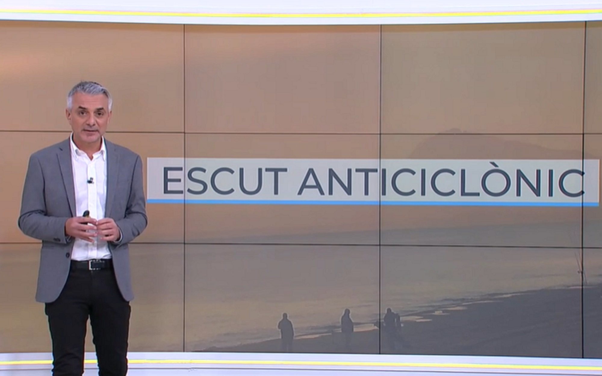 Un regidor se cuela por sorpresa en los informativos de À punt en pleno directo