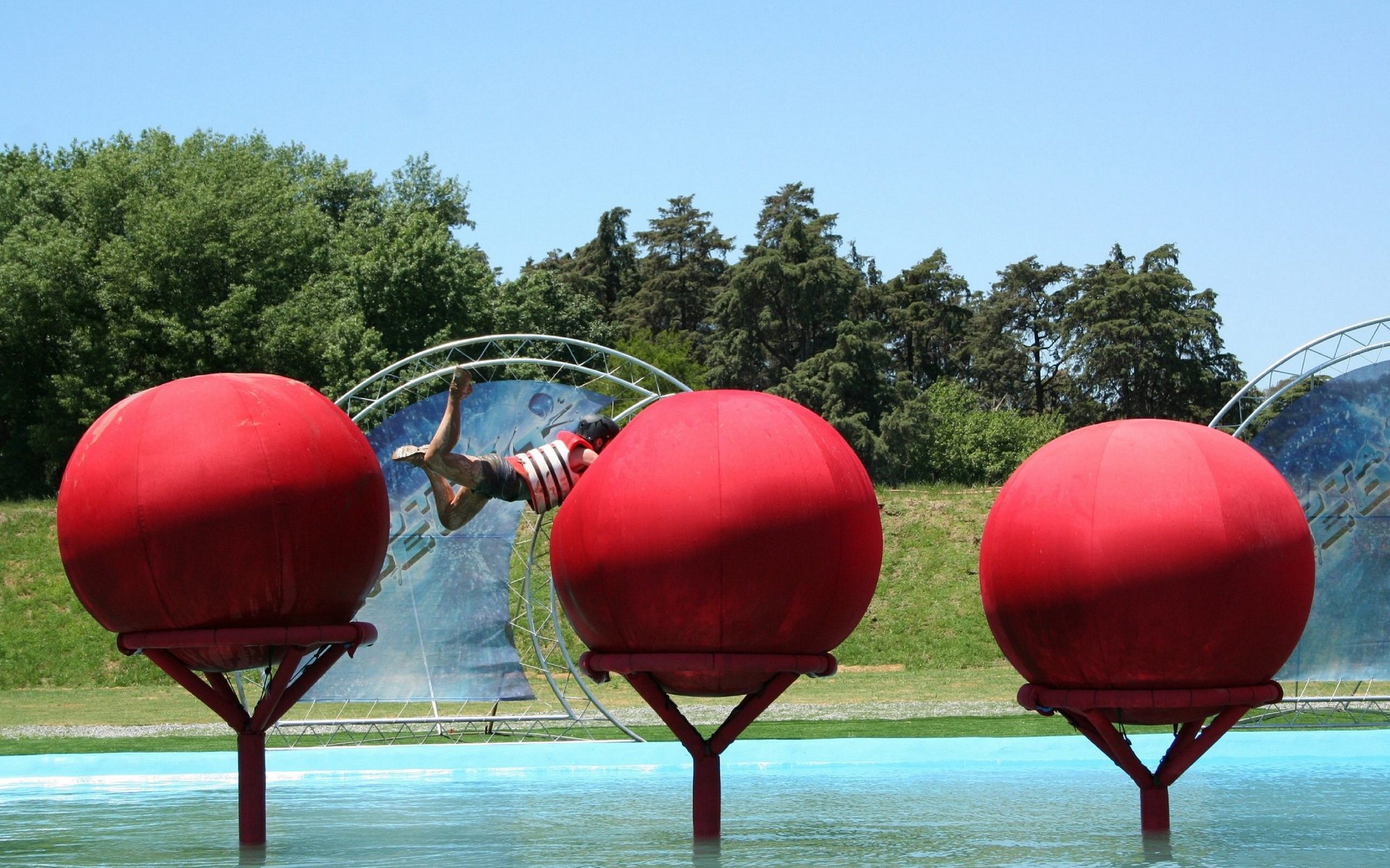 Muere un concursante de 'Wipeout' después de superar una de las carreras de obstáculos
