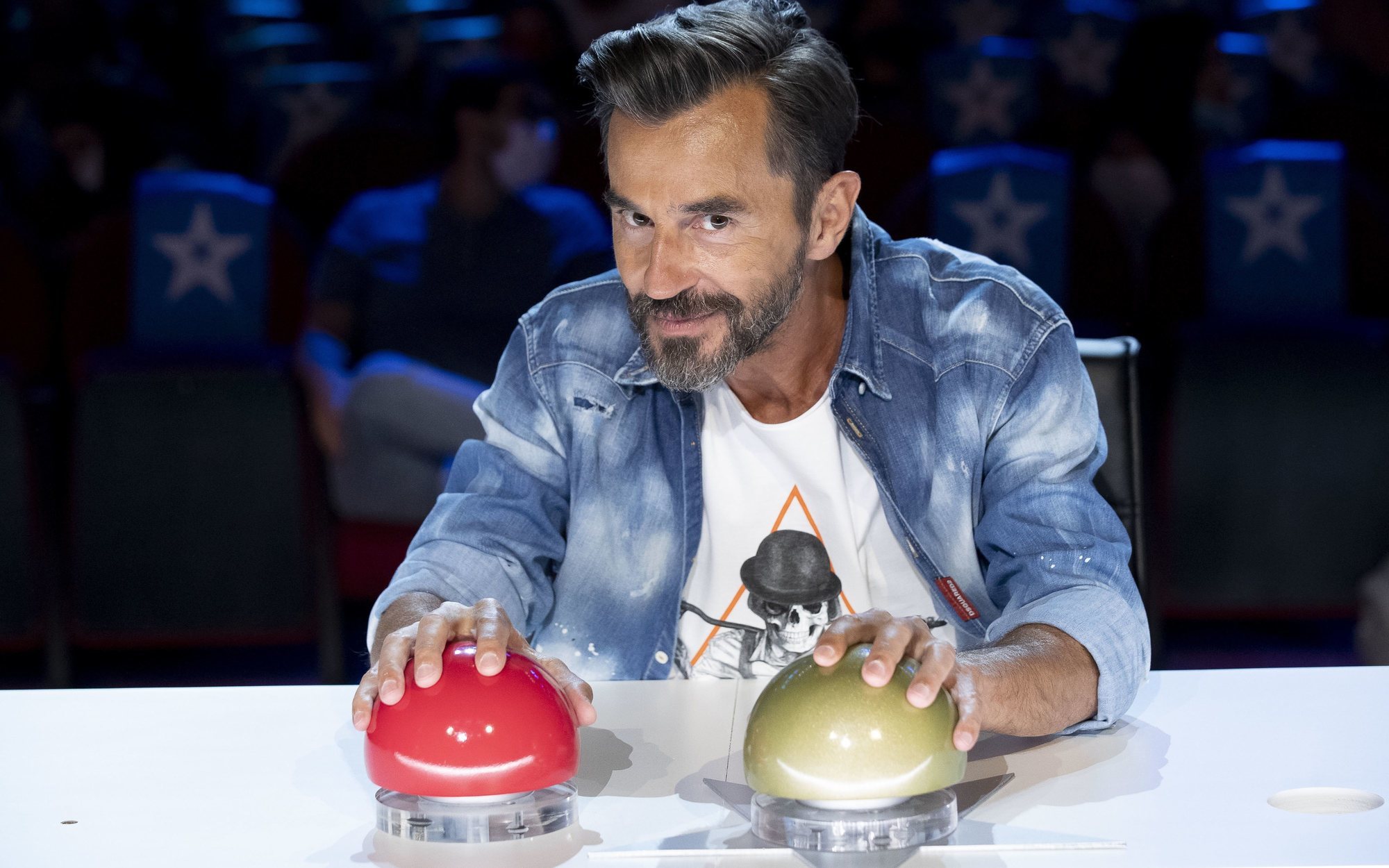 'Got Talent España': Santi Millán y el equipo recrean el mítico baile del ataúd al ritmo del veterano DJ Poly